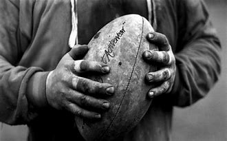 main ballon de rugby