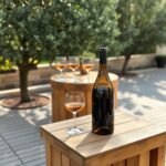 bouteille sur un tonneau en bois